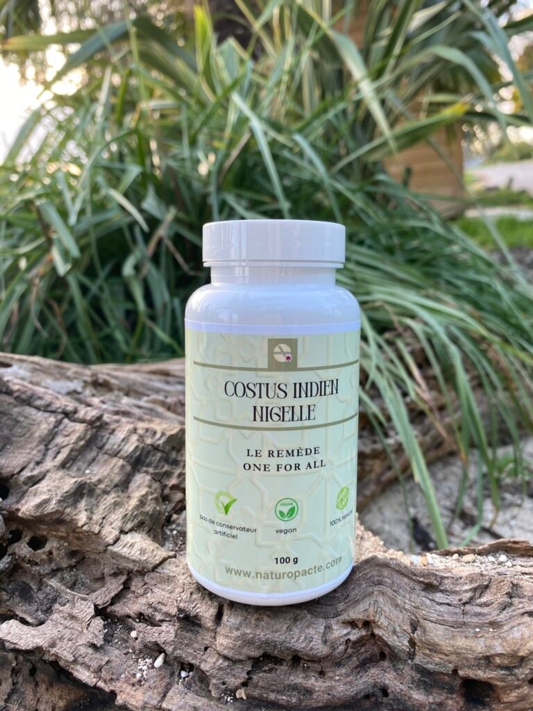 Complément Costus Indien Nigelle Naturopacte, formule naturelle sans produits chimiques, photographié en extérieur sur un tronc d’arbre.