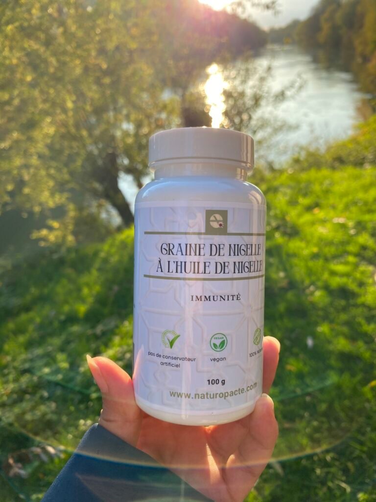 Flacon de Graine de Nigelle Naturopacte à l’huile de nigelle, photographié en lumière naturelle, illustrant les bienfaits pour l’immunité et la santé au naturel.