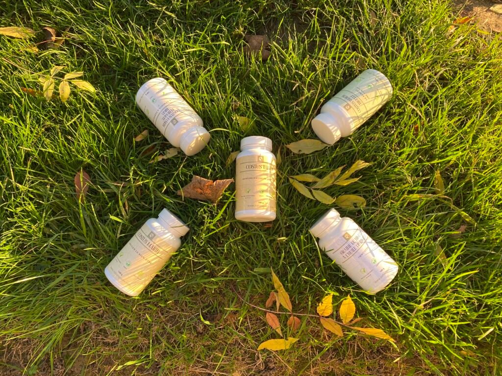 Photo des compléments naturels Naturopacte disposés sur l’herbe, symbolisant une approche saine et naturelle du bien-être.